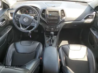 2019 Jeep Cherokee Latitude Plus z VIN 1C4PJLLB2KD312567, wystawiony jako Copart lot #54528005 z przebiegiem 69 980 mil mil oraz Szkoda całkowita • Salvage title. Historia ofert i sprzedaży dostępna na DreamBid. Obrazek 8.