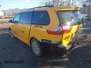 2017 Toyota Sienna XLE Auto Access Seat z VIN 5TDYZ3DC6HS792503, wystawiony jako IAAI lot #41272021 z przebiegiem 109 315 mil mil oraz . Historia ofert i sprzedaży dostępna na DreamBid. Obrazek 3.