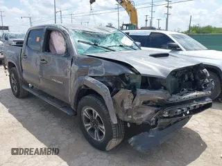 2018 Toyota Tacoma SR5 z VIN 5TFAZ5CN1JX060828, wystawiony jako IAAI lot #42219239 z przebiegiem 66 652 mil mil oraz . Historia ofert i sprzedaży dostępna na DreamBid. Obrazek 1.