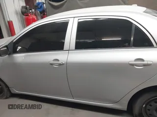 2010 Toyota Corolla z VIN 1NXBU4EE6AZ290694, wystawiony jako IAAI lot #42288917 z przebiegiem Nie podano mil oraz . Historia ofert i sprzedaży dostępna na DreamBid. Obrazek 14.