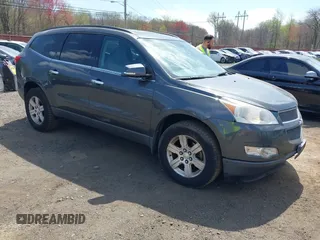 2011 Chevrolet Traverse 1LT z VIN 1GNKRGED1BJ359820, wystawiony jako IAAI lot #42095000 z przebiegiem 80 117 mil mil oraz . Historia ofert i sprzedaży dostępna na DreamBid. Obrazek 1.