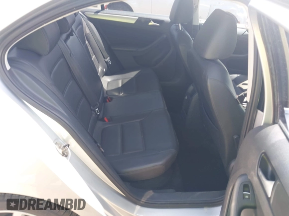 2014 Volkswagen Jetta SE z VIN 3VWD17AJ6EM234451, wystawiony jako IAAI lot #42544809 z przebiegiem 140 009 mil mil oraz . Historia ofert i sprzedaży dostępna na DreamBid. Obrazek 8.