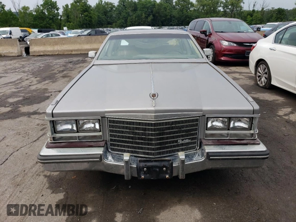 1983 Cadillac Seville z VIN 1G6AS6983DE800569, wystawiony jako Copart lot #62057784 z przebiegiem 50 322 mil mil oraz Czysty tytuł • Clean title. Historia ofert i sprzedaży dostępna na DreamBid. Obrazek 5.