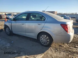2015 Chevrolet Sonic LS z VIN 1G1JA5SH9F4117264, wystawiony jako Copart lot #42215585 z przebiegiem 55 869 mil mil oraz Szkoda całkowita • Salvage title. Historia ofert i sprzedaży dostępna na DreamBid. Obrazek 2.