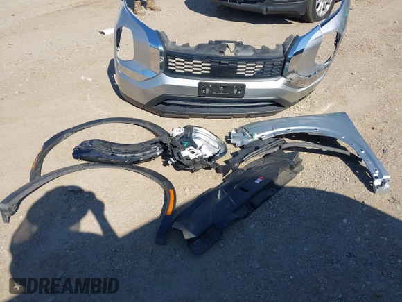 2024 Mitsubishi Outlander ES z VIN JA4J3UA8XRZ015082, wystawiony jako IAAI lot #42244407 z przebiegiem 18 885 mil mil oraz . Historia ofert i sprzedaży dostępna na DreamBid. Obrazek 12.