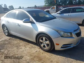 2014 Chevrolet Cruze 1LT z VIN 1G1PC5SB9E7168454, wystawiony jako IAAI lot #42324511 z przebiegiem 128 445 mil mil oraz . Historia ofert i sprzedaży dostępna na DreamBid. Obrazek 1.