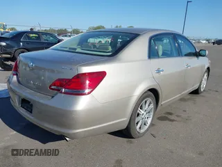 2008 Toyota Avalon XL z VIN 4T1BK36B48U256087, wystawiony jako IAAI lot #42186677 z przebiegiem 191 974 mil mil oraz . Historia ofert i sprzedaży dostępna na DreamBid. Obrazek 4.