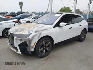 2022 BMW iX xDrive50 z VIN WB523CF01NCK27983, wystawiony jako IAAI lot #42106093 z przebiegiem 21 505 mil mil oraz . Historia ofert i sprzedaży dostępna na DreamBid. Obrazek 24.