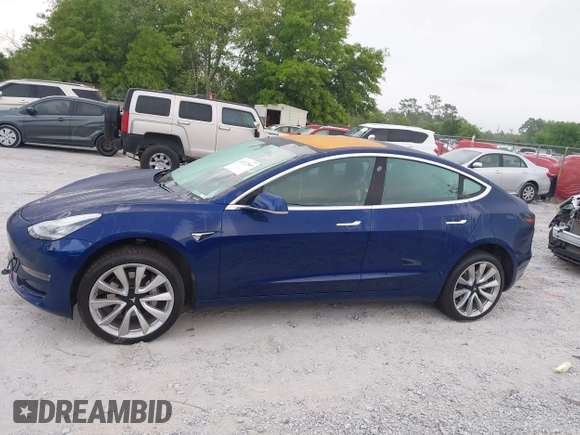 2018 Tesla Model 3 Long Range Battery z VIN 5YJ3E1EBXJF088444, wystawiony jako IAAI lot #42072860 z przebiegiem 46 063 mil mil oraz . Historia ofert i sprzedaży dostępna na DreamBid. Obrazek 14.