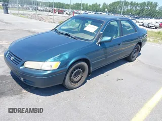 1998 Toyota Camry LE z VIN 4T1BF22K1WU927328, wystawiony jako IAAI lot #42534974 z przebiegiem 74 368 mil mil oraz . Historia ofert i sprzedaży dostępna na DreamBid. Obrazek 2.