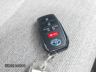 2023 Toyota Sienna LE z VIN 5TDKRKEC6PS157035, wystawiony jako IAAI lot #42244547 z przebiegiem 62 607 mil mil oraz . Historia ofert i sprzedaży dostępna na DreamBid. Obrazek 11.