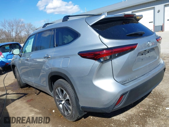2022 Toyota Highlander XLE with VIN 5TDGZRBH4NS575217, listed as a IAAI auction lot 41863526 with 67,324 mi miles and . Bid and sale history available at DreamBid. Image 3.