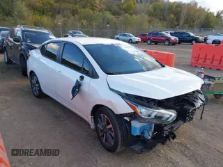 2024 Nissan Versa SV z VIN 3N1CN8EV2RL824506, wystawiony jako IAAI lot #40592577 z przebiegiem 3 712 mil mil oraz . Historia ofert i sprzedaży dostępna na DreamBid. Obrazek 1.