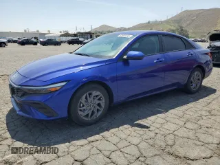 2024 Hyundai Elantra SEL z VIN KMHLM4DG1RU697941, wystawiony jako Copart lot #53869435 z przebiegiem 13 915 mil mil oraz Szkoda całkowita • Salvage title. Historia ofert i sprzedaży dostępna na DreamBid. Obrazek 1.