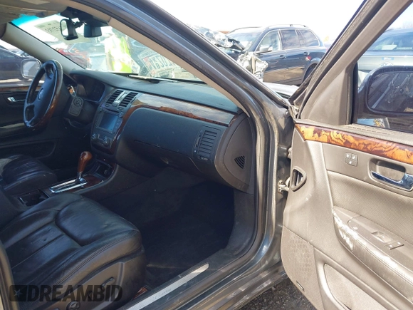 2011 Cadillac DTS Premium Collection z VIN 1G6KH5E68BU124852, wystawiony jako IAAI lot #41652793 z przebiegiem 227 148 mil mil oraz . Historia ofert i sprzedaży dostępna na DreamBid. Obrazek 5.