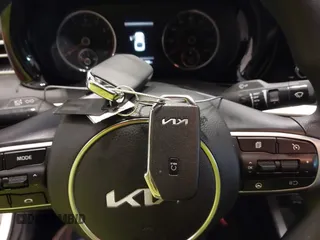 2023 Kia K5 LXS z VIN 5XXG14J2XPG189462, wystawiony jako IAAI lot #42233595 z przebiegiem 17 286 mil mil oraz . Historia ofert i sprzedaży dostępna na DreamBid. Obrazek 11.