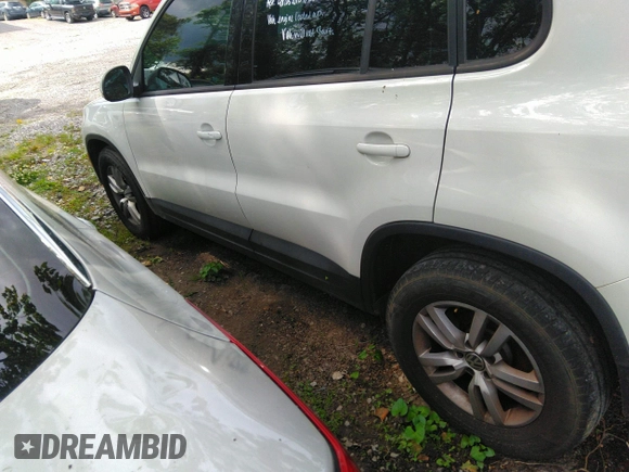 2016 Volkswagen Tiguan R-Line with VIN WVGBV7AX1GW003636, listed as a IAAI auction lot 42182478 with 137,437 mi miles and . Bid and sale history available at DreamBid. Image 14.