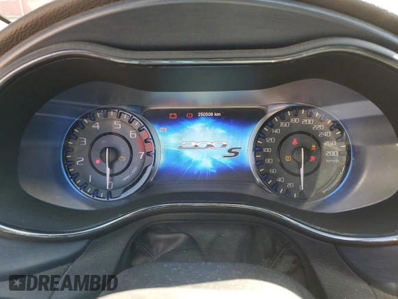 2015 Chrysler 200 S z VIN 1C3CCCBB9FN740070, wystawiony jako Copart lot #52741725 z przebiegiem 250 506 mil mil oraz Nie do naprawy • Non repairable. Historia ofert i sprzedaży dostępna na DreamBid. Obrazek 9.