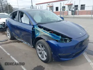 2024 Tesla Model Y Long Range z VIN 7SAYGDEE9RA244657, wystawiony jako IAAI lot #41694621 z przebiegiem 12 991 mil mil oraz . Historia ofert i sprzedaży dostępna na DreamBid. Obrazek 14.