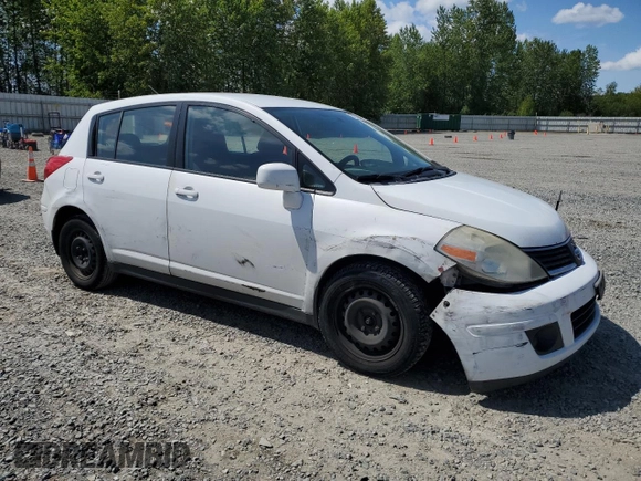 2007 Nissan Versa SL z VIN 3N1BC13E07L387968, wystawiony jako Copart lot #56212805 z przebiegiem 223 651 mil mil oraz Szkoda całkowita • Salvage title. Historia ofert i sprzedaży dostępna na DreamBid. Obrazek 4.