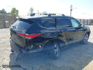 2022 Toyota Highlander XLE with VIN 5TDGZRBH1NS240125, listed as a IAAI auction lot 40176703 with 24,833 mi miles. Bid and sale history available at carsss.com. Image 4.