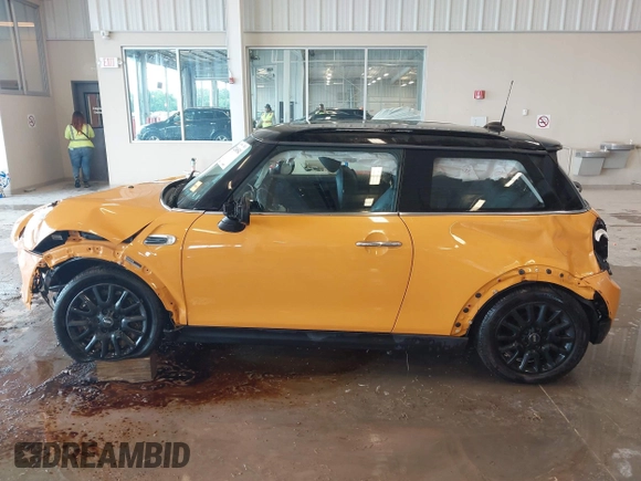 2015 MINI Hardtop with VIN WMWXM5C57FT942137, listed as a IAAI auction lot 42146541 with 96,058 mi miles and . Bid and sale history available at DreamBid. Image 14.