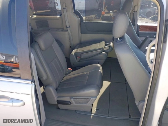 2009 Chrysler Town & Country Touring with VIN 2A8HR541X9R629995, listed as a IAAI auction lot 42022996 with 195,703 mi miles. Bid and sale history available at carsss.com. Image 8.