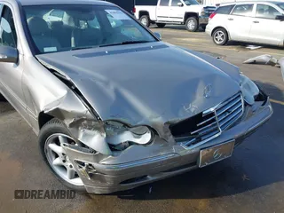 2004 Mercedes-Benz C 240 z VIN WDBRF61J74A618477, wystawiony jako IAAI lot #41894135 z przebiegiem 103 171 mil mil oraz . Historia ofert i sprzedaży dostępna na DreamBid. Obrazek 6.