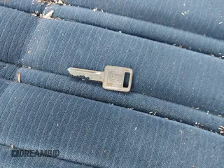 1993 Oldsmobile Cutlass Ciera S z VIN 1G3AG54N1P6455773, wystawiony jako IAAI lot #42340327 z przebiegiem 107 933 mil mil oraz . Historia ofert i sprzedaży dostępna na DreamBid. Obrazek 11.
