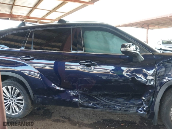 2022 Toyota Highlander Platinum with VIN 5TDFZRBH4NS234864, listed as a IAAI auction lot 41720207 with 23,460 mi miles. Bid and sale history available at carsss.com. Image 13.