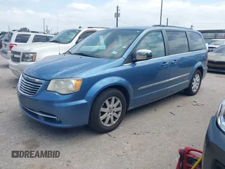 2011 Chrysler Town & Country Touring L z VIN 2A4RR8DG2BR799141, wystawiony jako IAAI lot #42058383 z przebiegiem 165 548 mil mil oraz . Historia ofert i sprzedaży dostępna na DreamBid. Obrazek 2.