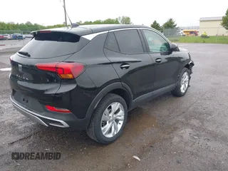 2024 Buick Encore GX Preferred z VIN KL4AMCSL3RB141383, wystawiony jako IAAI lot #42296144 z przebiegiem 9 483 mil mil oraz . Historia ofert i sprzedaży dostępna na DreamBid. Obrazek 4.
