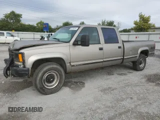 1999 Chevrolet Silverado 3500 z VIN 1GCHK33R4XF096473, wystawiony jako Copart lot #65189104 z przebiegiem 174 416 mil mil oraz Szkody całkowita. Historia ofert i sprzedaży dostępna na DreamBid. Obrazek 1.