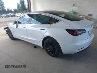 2018 Tesla Model 3 Long Range Battery z VIN 5YJ3E1EA1JF053895, wystawiony jako IAAI lot #42182178 z przebiegiem 75 356 mil mil oraz . Historia ofert i sprzedaży dostępna na DreamBid. Obrazek 3.