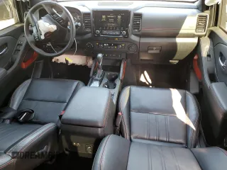 2024 Nissan Frontier SV z VIN 1N6ED1EK0RN647263, wystawiony jako Copart lot #43963675 z przebiegiem 9477 mil mil oraz Szkody całkowita. Historia ofert i sprzedaży dostępna na DreamBid. Obrazek 8.