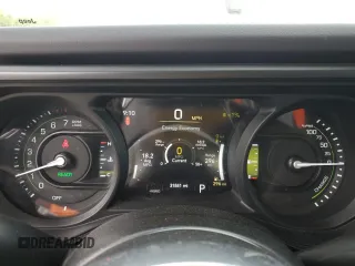 2024 Jeep Wrangler Sahara z VIN 1C4RJXP64RW226978, wystawiony jako Copart lot #58173745 z przebiegiem 31 841 mil mil oraz Czysty tytuł • Clean title. Historia ofert i sprzedaży dostępna na DreamBid. Obrazek 9.
