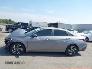 2024 Hyundai Elantra Limited z VIN KMHLN4DJ7RU096025, wystawiony jako IAAI lot #42392773 z przebiegiem 11 616 mil mil oraz . Historia ofert i sprzedaży dostępna na DreamBid. Obrazek 13.