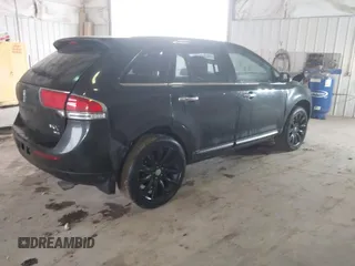 2013 Lincoln MKX z VIN 2LMDJ8JK0DBL27516, wystawiony jako IAAI lot #41468582 z przebiegiem 107 871 mil mil oraz . Historia ofert i sprzedaży dostępna na DreamBid. Obrazek 4.