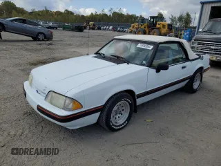 1989 Ford Mustang z VIN 1FABP44A5KF214843, wystawiony jako Copart lot #74890984 z przebiegiem 65 601 mil mil oraz Czysty tytuł • Clean title. Historia ofert i sprzedaży dostępna na DreamBid. Obrazek 1.