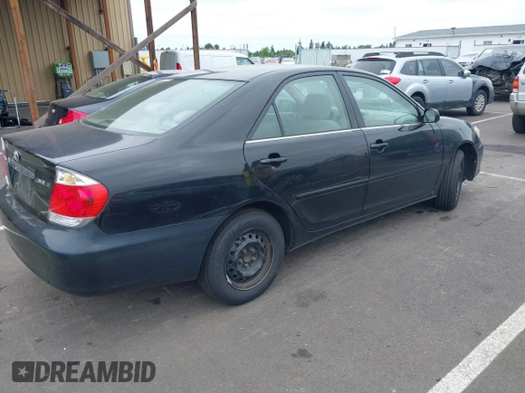 2005 Toyota Camry STD z VIN 4T1BE32K35U005795, wystawiony jako IAAI lot #42436495 z przebiegiem 216 913 mil mil oraz . Historia ofert i sprzedaży dostępna na DreamBid. Obrazek 4.