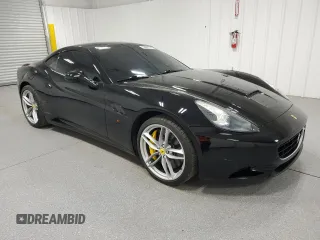 2010 Ferrari California z VIN ZFF65LJA9A0172003, wystawiony jako Copart lot #55601145 z przebiegiem 11 247 mil mil oraz Tytuł czysty. Historia ofert i sprzedaży dostępna na DreamBid. Obrazek 4.
