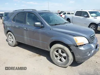 2008 Kia Sorento LX z VIN KNDJC735885836309, wystawiony jako IAAI lot #41972002 z przebiegiem 199 357 mil mil oraz . Historia ofert i sprzedaży dostępna na DreamBid. Obrazek 1.