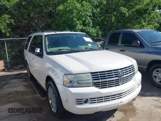 2010 Lincoln Navigator z VIN 5LMJJ2H59AEJ02553, wystawiony jako IAAI lot #42205259 z przebiegiem 276 522 mil mil oraz . Historia ofert i sprzedaży dostępna na DreamBid. Obrazek 1.