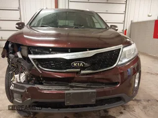 2014 Kia Sorento LX z VIN 5XYKTCA67EG541133, wystawiony jako IAAI lot #42335504 z przebiegiem 83 584 mil mil oraz . Historia ofert i sprzedaży dostępna na DreamBid. Obrazek 6.