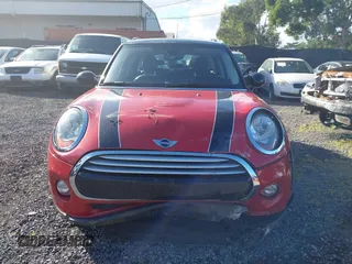 2015 MINI Hardtop 4 Door z VIN WMWXS5C57F2C63418, wystawiony jako IAAI lot #41938785 z przebiegiem 101 712 mil mil oraz . Historia ofert i sprzedaży dostępna na DreamBid. Obrazek 12.