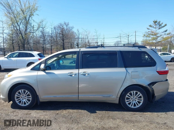 2017 Toyota Sienna XLE Auto Access Seat with VIN 5TDYZ3DC4HS862189, listed as a IAAI auction lot 41989366 with 58,879 mi miles. Bid and sale history available at carsss.com. Image 14.