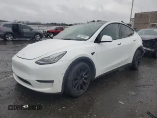 2021 Tesla Model Y Standard Range z VIN 5YJYGDED0MF125895, wystawiony jako Copart lot #50303905 z przebiegiem 102 688 mil mil oraz Szkody całkowita. Historia ofert i sprzedaży dostępna na DreamBid. Obrazek 1.