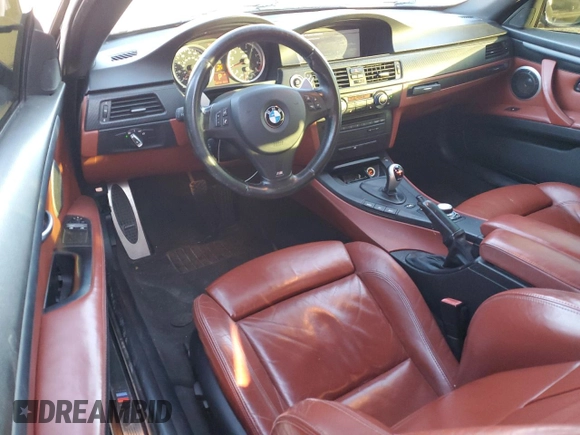 2010 BMW M3 z VIN WBSWD9C59AP363375, wystawiony jako Copart lot #82817564 z przebiegiem 130 714 mil mil oraz Czysty tytuł • Clean title. Historia ofert i sprzedaży dostępna na DreamBid. Obrazek 8.