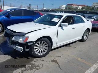 2014 Chrysler 300 z VIN 2C3CCAAG9EH301766, wystawiony jako IAAI lot #41811380 z przebiegiem 111 580 mil mil oraz . Historia ofert i sprzedaży dostępna na DreamBid. Obrazek 2.