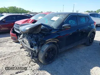 2018 Nissan Kicks SV z VIN 3N1CP5CU2JL506943, wystawiony jako IAAI lot #39346949 z przebiegiem 70 858 mil mil oraz . Historia ofert i sprzedaży dostępna na DreamBid. Obrazek 2.